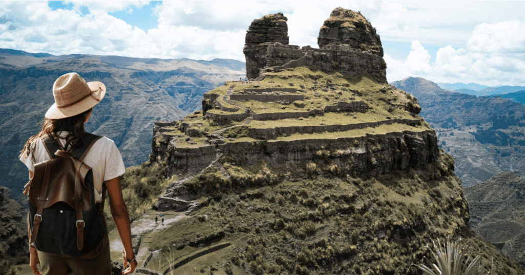 Grupo de mochileros caminando por el sendero de alta montaña durante un trekking de varios días.