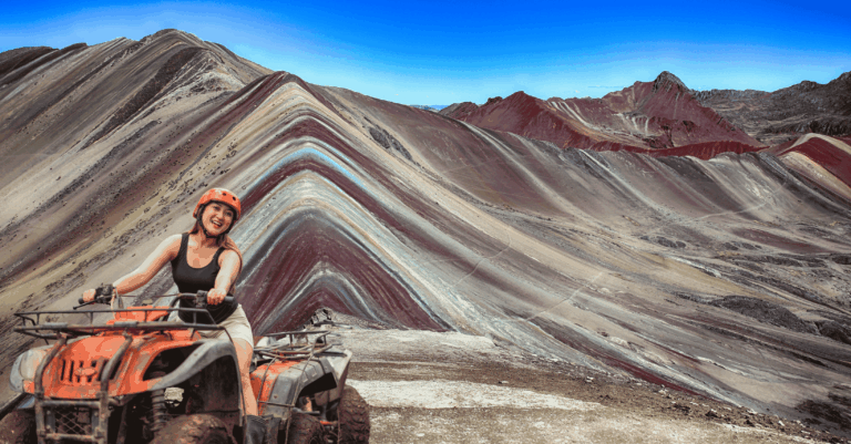 Turista conduciendo cuatrimoto en camino a la Montaña Arcoíris.