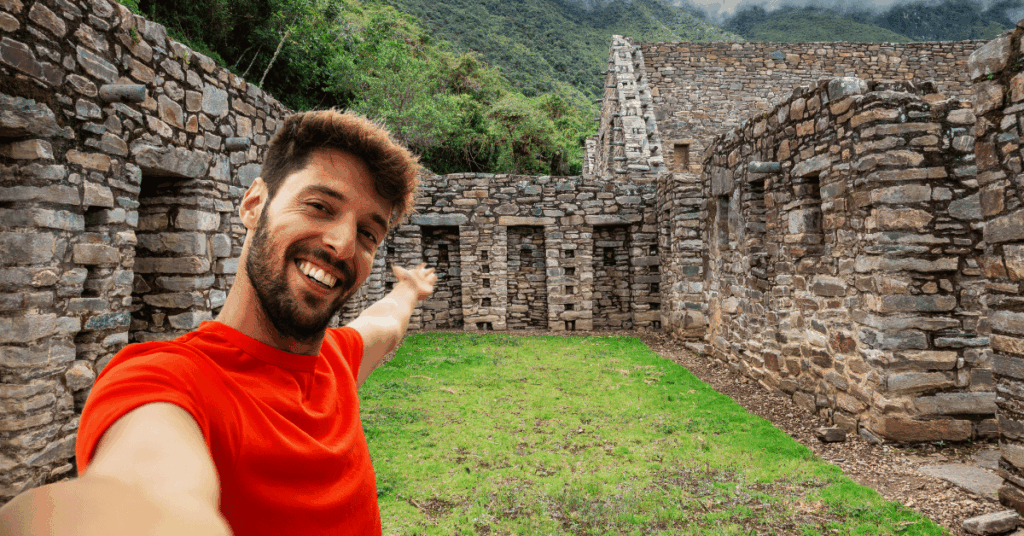 aventureros explorando una zona remota en las montañas de Cusco durante una expedición especial a Choquequirao