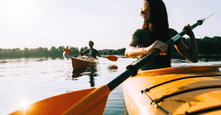 Kayak en la Laguna Huaypo con paisajes andinos.