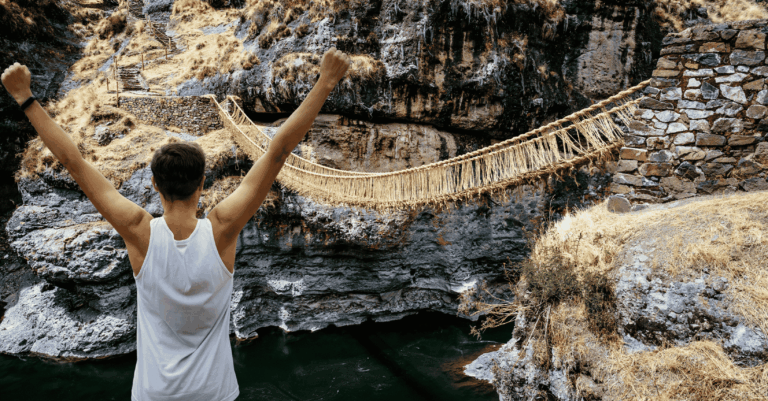 Puente Q’eswachaka sobre el río Apurímac en los Andes.